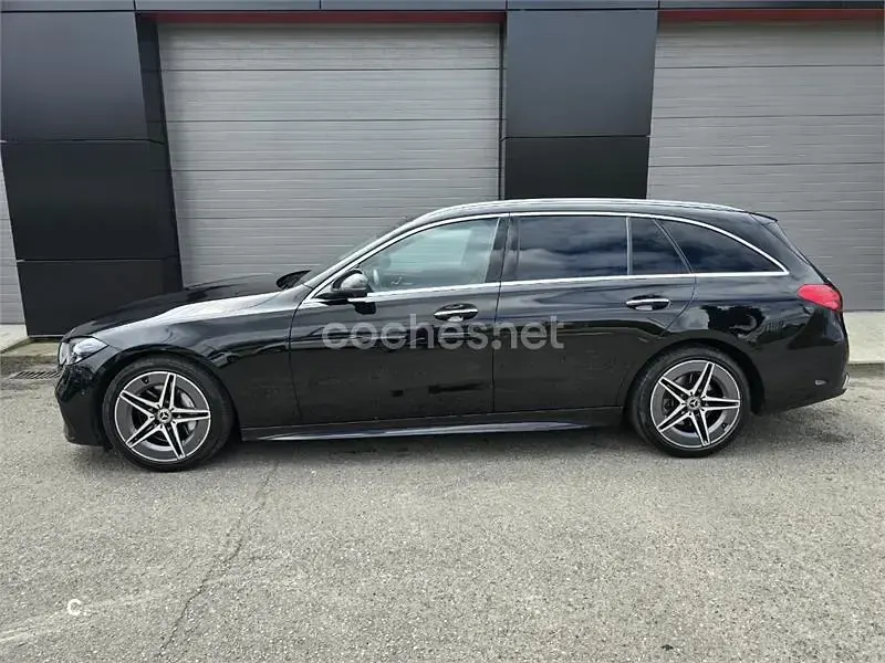 Usado Mercedes C220 200 CV (147 kW) 2022 Negro Familiar