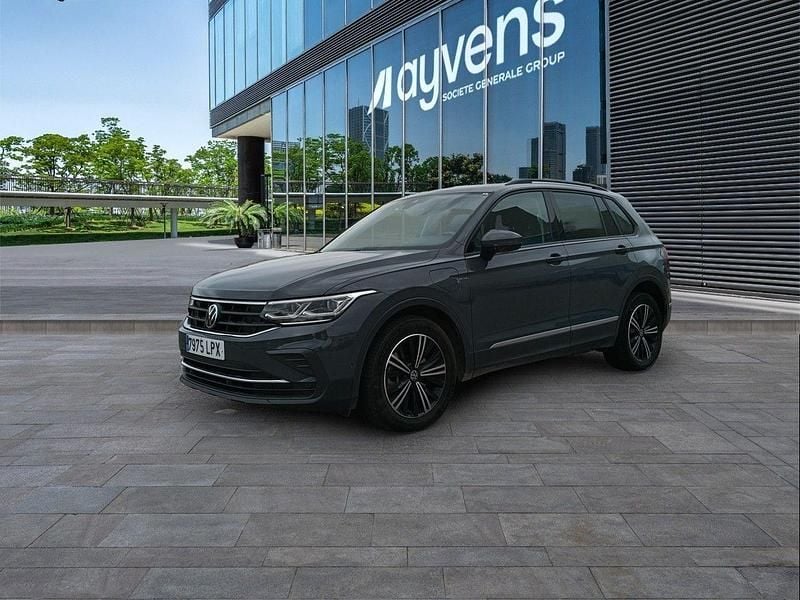 Gris / plata Usado 2021 VW Tiguan Life SUV | 24.500 € (Super precio) - Imagen 1/4