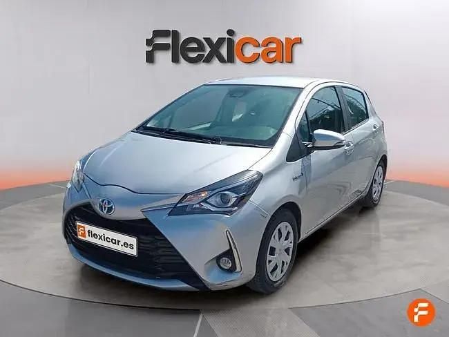 Usado Toyota Yaris Hybrid Active 100 CV (73 kW) 2019 Gris