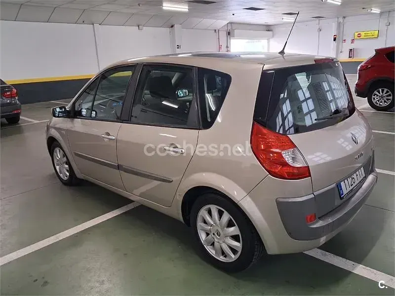 Usado Renault Scénic Privilege 110 CV (80 kW) 2007 Beige Monovolumen
