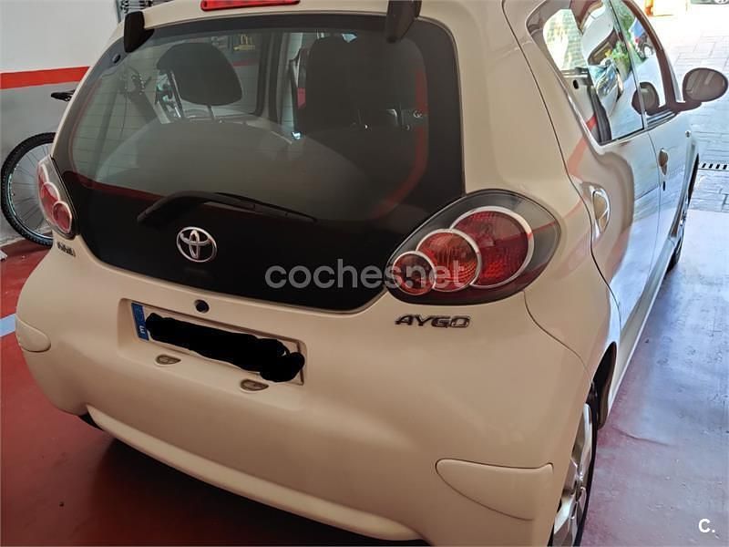 Usado Toyota Aygo City 68 CV (50 kW) 2013 Blanco Utilitario