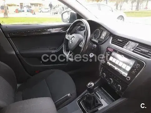 Usado Skoda Octavia 116 CV (85 kW) 2017 Gris / plata Familiar
