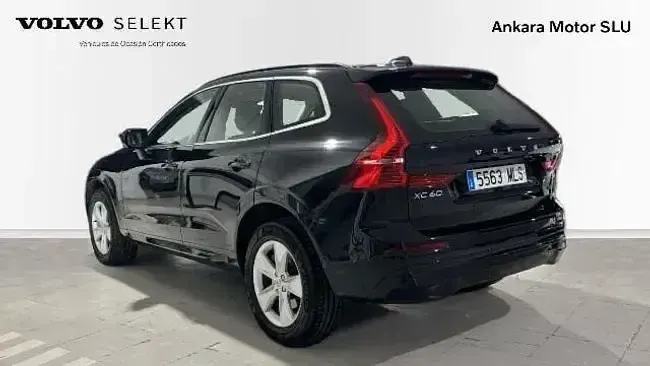 Käytetty Volvo XC60 Core 197 HP (144 kW) 2023 Musta Katumaasturi