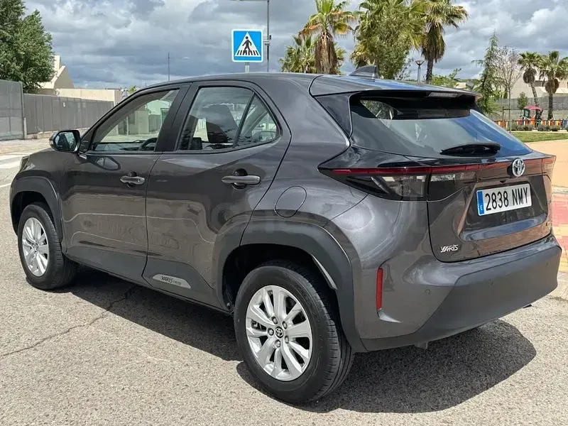 Usado Toyota Yaris Cross Active 116 CV (85 kW) 2023 Gris / plata SUV