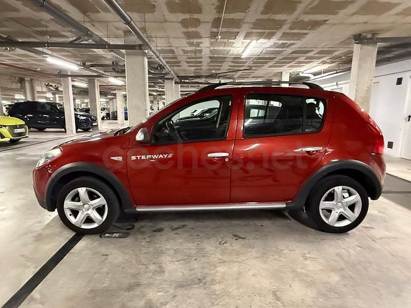 Usado Dacia Sandero Stepway 90 CV (66 kW) 2011 Granate Berlina