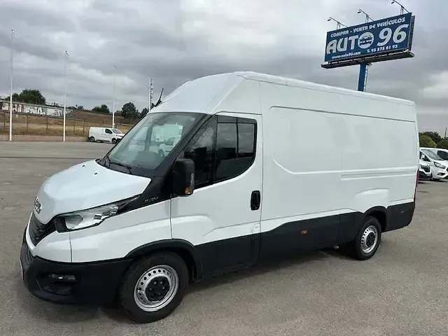 Usado Iveco Daily 156 CV (114 kW) 2022 Blanco Berlina