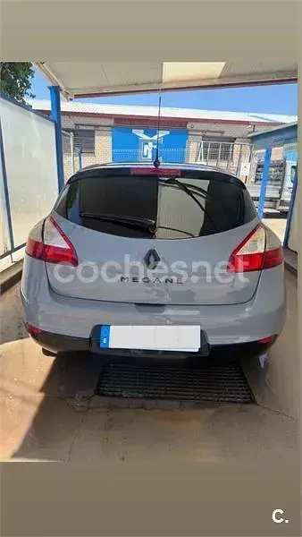 Usado Renault Mégane Dynamique 115 CV (84 kW) 2013 Gris / plata Berlina