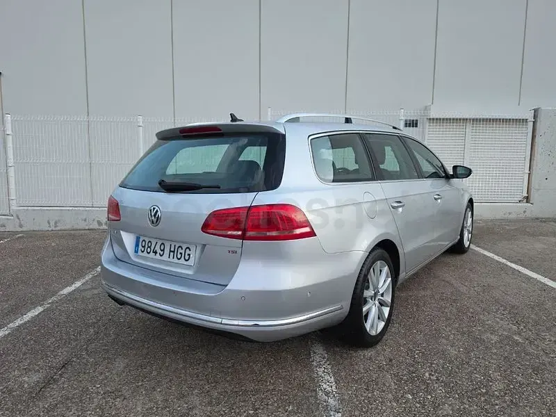 Usado VW Passat Highline 160 CV (117 kW) 2011 Gris / plata Familiar