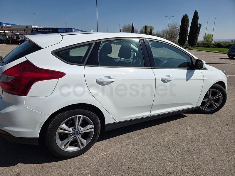 Usado Ford Focus 125 CV (91 kW) 2014 Blanco Berlina