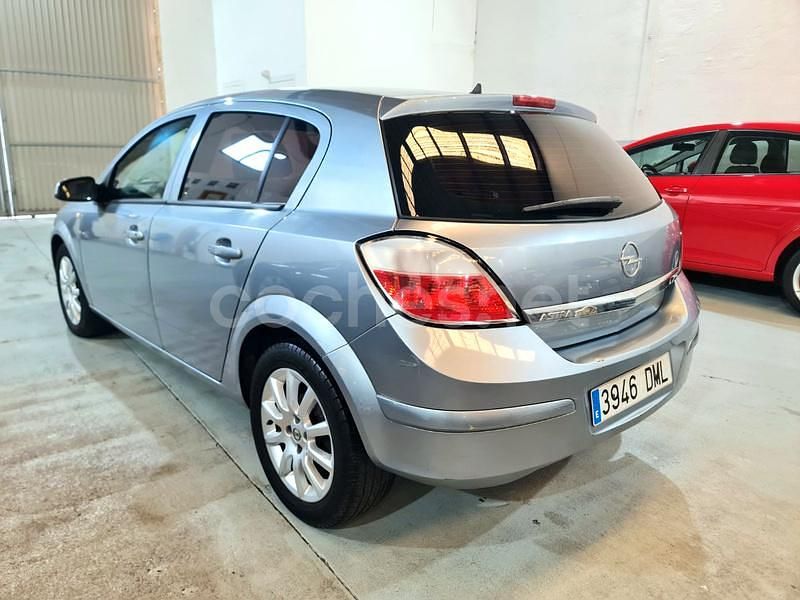 Usado Opel Astra Essentia 90 CV (66 kW) 2005 Azul Berlina