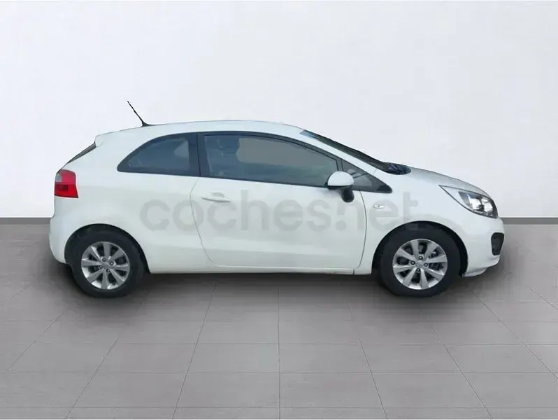 Usado Kia Rio 90 CV (66 kW) 2014 Blanco Berlina