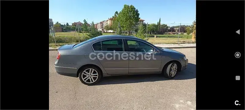 Usado VW Passat Highline 170 CV (125 kW) 2007 Gris / plata Berlina