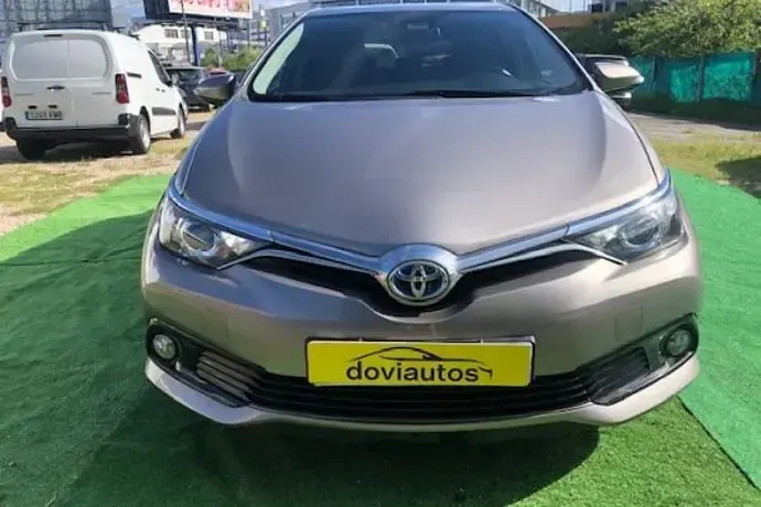 Käytetty Toyota Auris Hybrid Design 136 HP (100 kW) 2016
