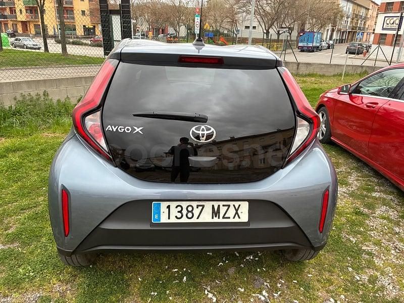 Usado Toyota Aygo X Play 72 CV (52 kW) 2025 Gris / plata SUV