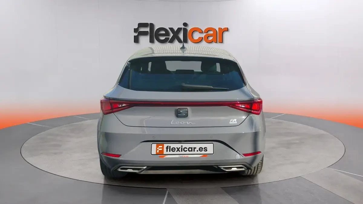 Käytetty Seat Leon FR 204 HP (150 kW) 2025 Harmaa Sedan