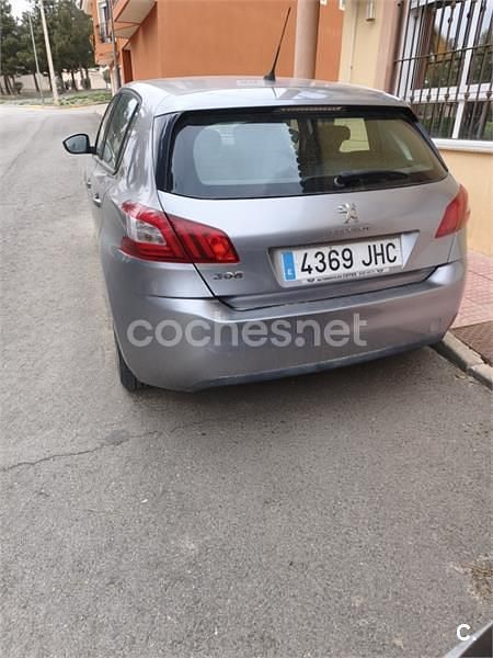 Usado Peugeot 308 Active 115 CV (84 kW) 2015 Gris / plata Berlina