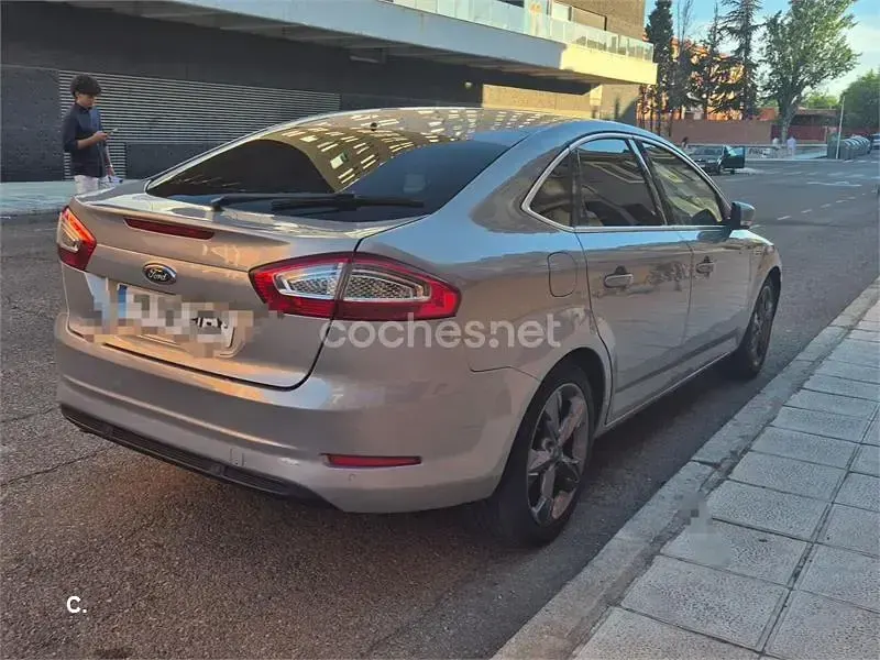 Usado Ford Mondeo Titanium 163 CV (119 kW) 2011 Gris / plata Berlina