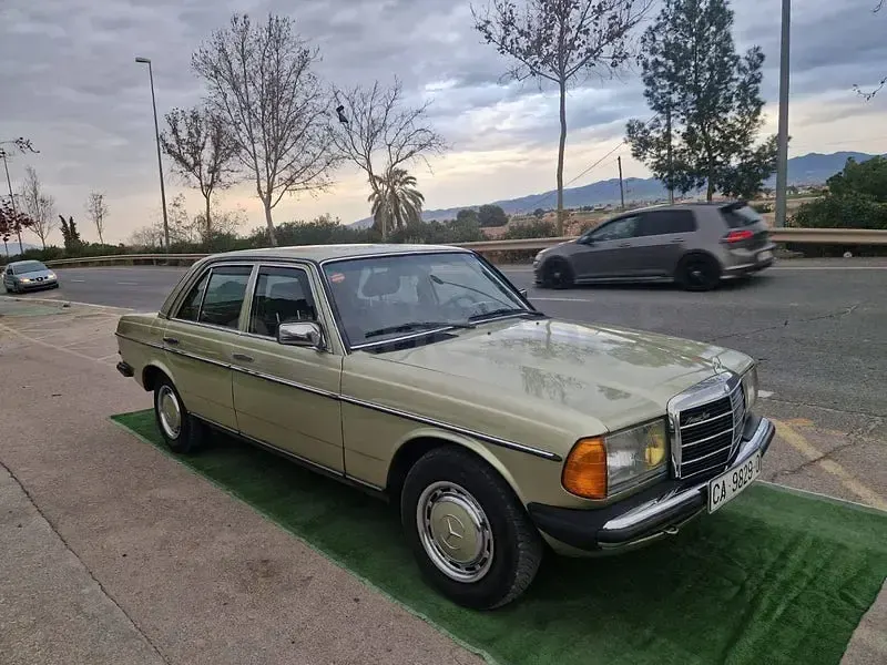 Usado Mercedes 200 140 CV (102 kW) 1984 Verde Familiar