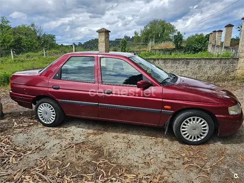 Usado Ford Escort Ghia 90 CV (66 kW) 1998 Granate Berlina