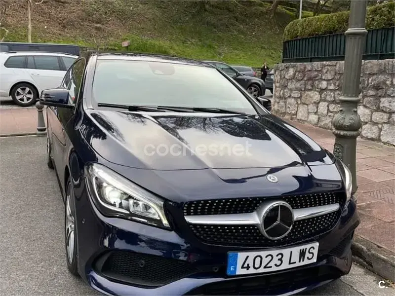 Usado Mercedes CLA220 Shooting Brake 177 CV (130 kW) 2018 Azul Familiar