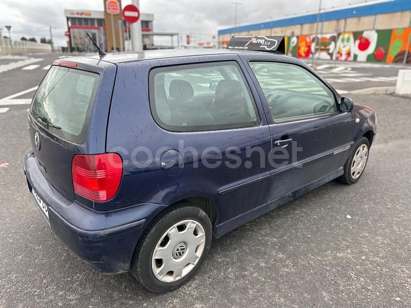 Azul Usado 2002 VW Polo Highline Berlina | 1590 € (Buen precio) - Imagen 1/4