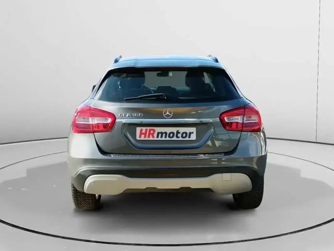 Usado Mercedes GLA180 122 CV (89 kW) 2017 Gris SUV