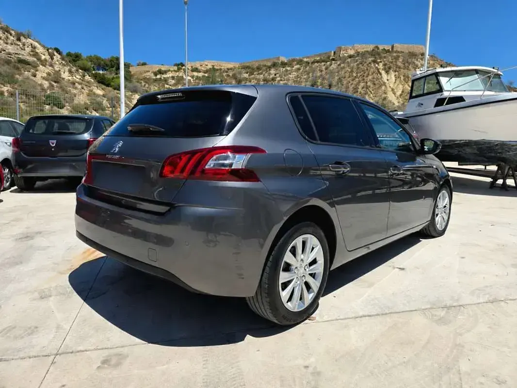 Usado Peugeot 308 Allure 120 CV (88 kW) 2016 Gris Utilitario