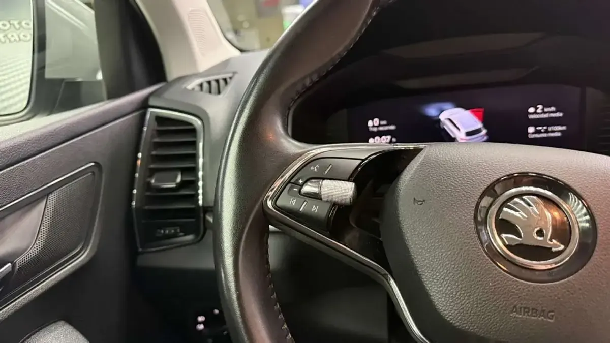 Usado Skoda Karoq Ambition 150 CV (110 kW) 2022 Gris SUV