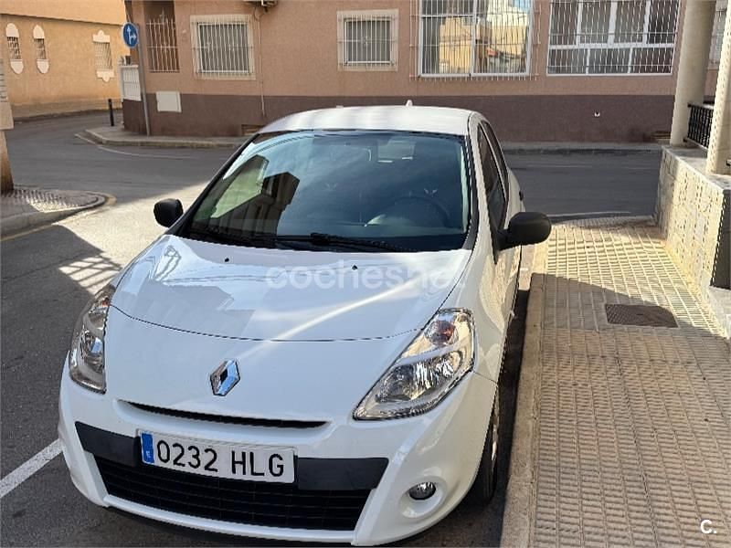 Blanco Usado 2012 Renault Clio III Collection Berlina | 4700 € - Imagen 1/4