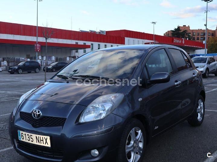Usado Toyota Yaris Connect Style 101 CV (74 kW) 2011 Gris / plata Utilitario