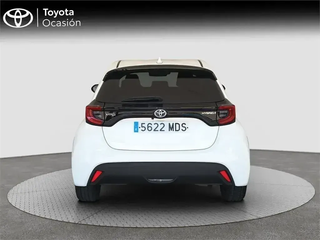 Usado Toyota Yaris Hybrid Active 116 CV (85 kW) 2023 Blanco Monovolumen