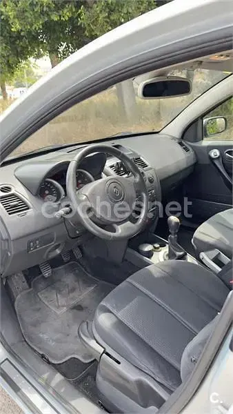 Usado Renault Mégane Authentique 120 CV (88 kW) 2004 Gris / plata Berlina