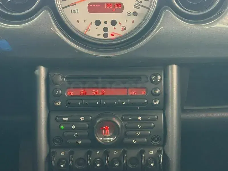 Usado Mini ONE 90 CV (66 kW) 2006 Gris / plata Utilitario