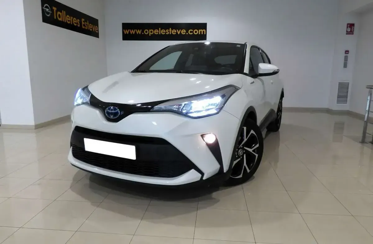 Begagnad Toyota C-HR Advance 122 HK (89 kW) 2022 Vit SUV