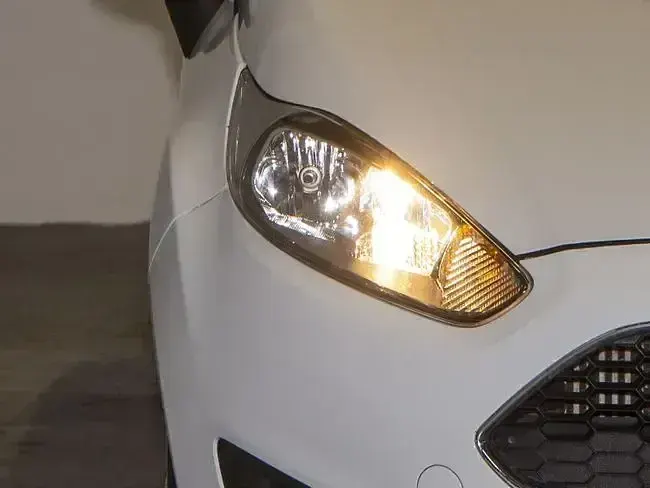 Usado Ford Fiesta Trend 75 CV (55 kW) 2017 Blanco Utilitario