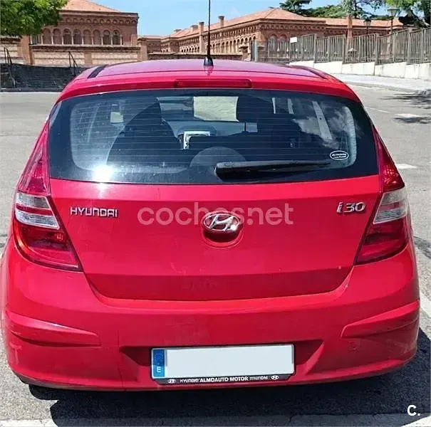 Usado Hyundai i30 Comfort 109 CV (80 kW) 2010 Rojo Berlina