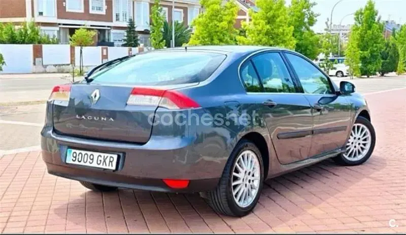 Usado Renault Laguna III Expression 130 CV (95 kW) 2009 Gris / plata Berlina