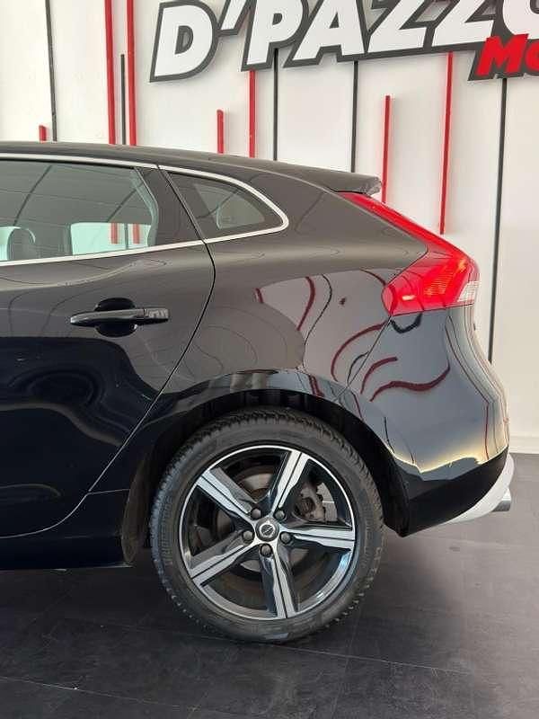 Usado Volvo V40 R-Design Momentum 120 CV (88 kW) 2019 Gris Utilitario