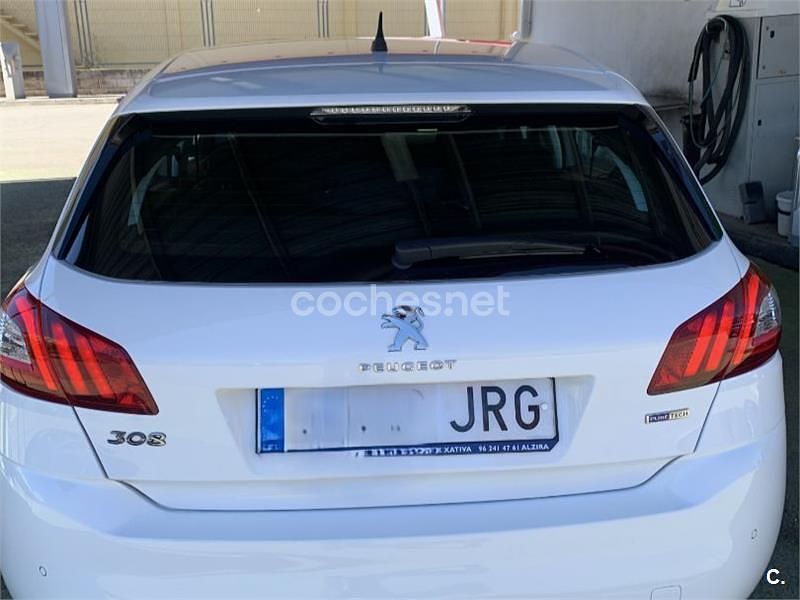 Usado Peugeot 308 Allure 130 CV (95 kW) 2016 Blanco Berlina
