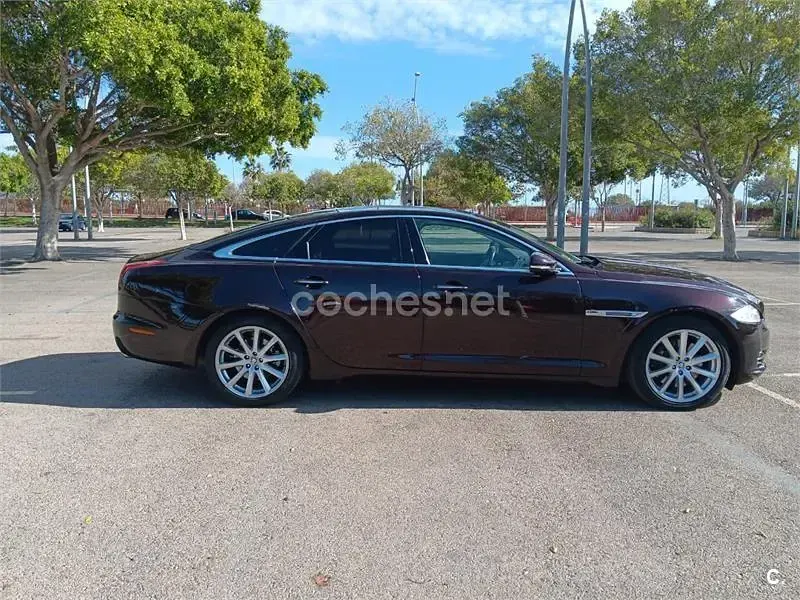 Usado Jaguar XJ Premium Luxury 275 CV (202 kW) 2013 Granate Berlina
