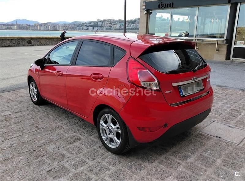 Usado Ford Fiesta Trend 82 CV (60 kW) 2014 Rojo Utilitario