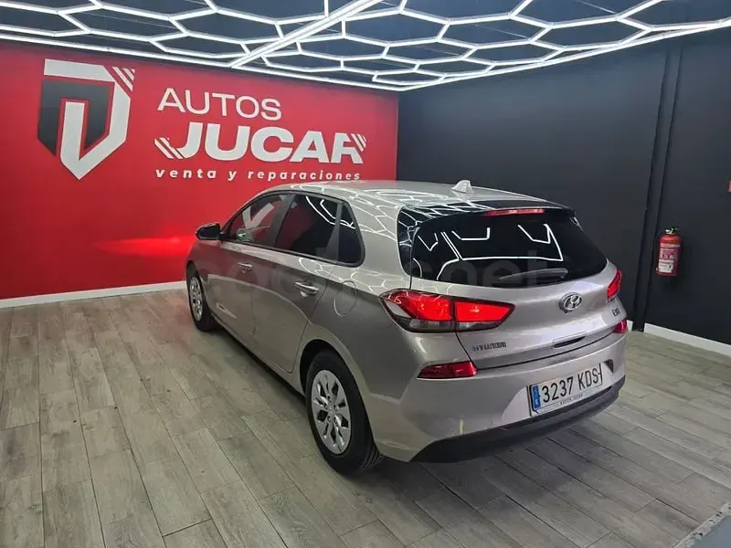 Usado Hyundai i30 GO! 120 CV (88 kW) 2018 Beige Berlina