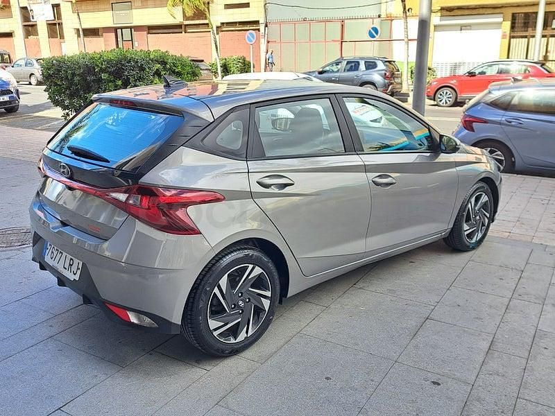 Usado Hyundai i20 100 CV (73 kW) 2021 Gris / plata Utilitario
