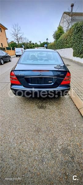 Usado Mercedes E270 Elegance 177 CV (130 kW) 2004 Azul Berlina