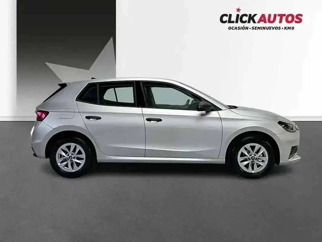 Usado Skoda Fabia Essence 95 CV (69 kW) 2025 Plateado Utilitario