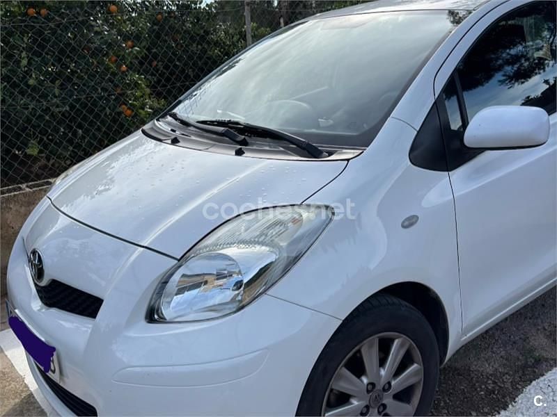 Usado Toyota Yaris Live 69 CV (50 kW) 2009 Blanco Utilitario