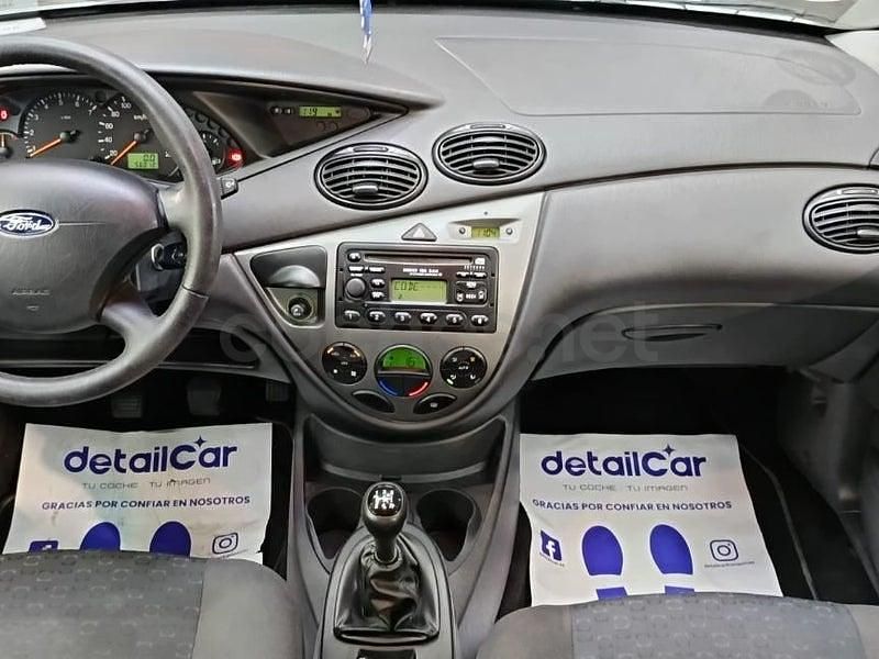 Usado Ford Focus Ambiente 100 CV (73 kW) 2005 Gris / plata Berlina