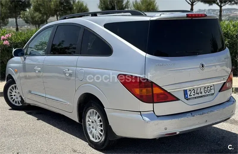 Usado SsangYong Rodius Limited 165 CV (121 kW) 2008 Gris / plata Monovolumen