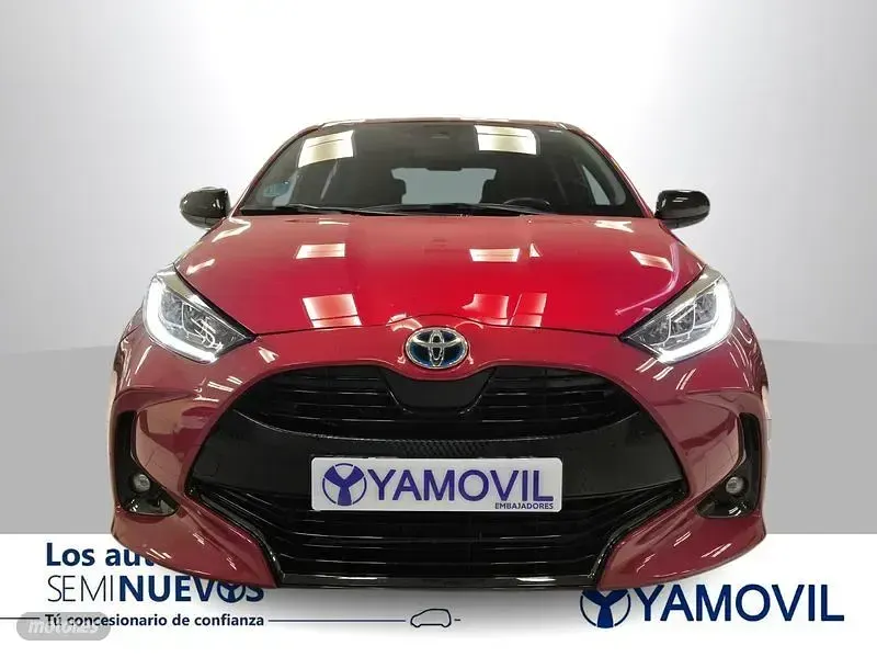 Usado Toyota Yaris Hybrid Plus 116 CV (85 kW) 2023 Rojo Berlina