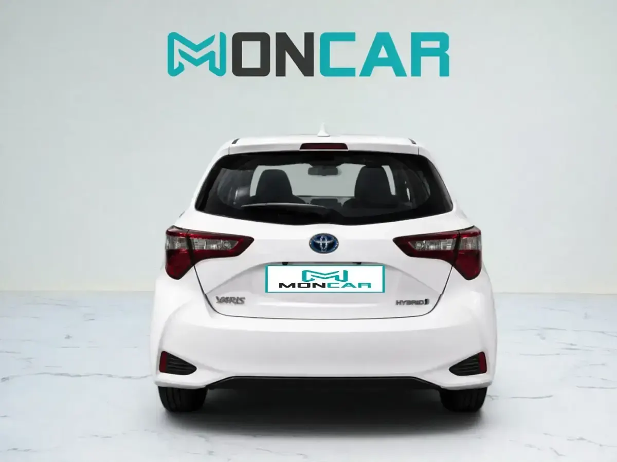 Usado Toyota Yaris Hybrid Active 100 CV (73 kW) 2019 Blanco Berlina